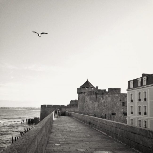 mia_dans_la_lune_les_remparts_et_mairie