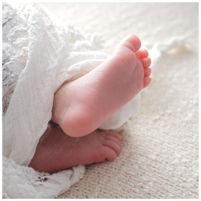 mia_dans_la_lune_nouveau_ne_lifestyle_collections_pieds