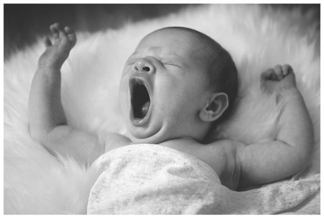 mia_dans_la_lune_nouveau_ne_lifestyle_bailler