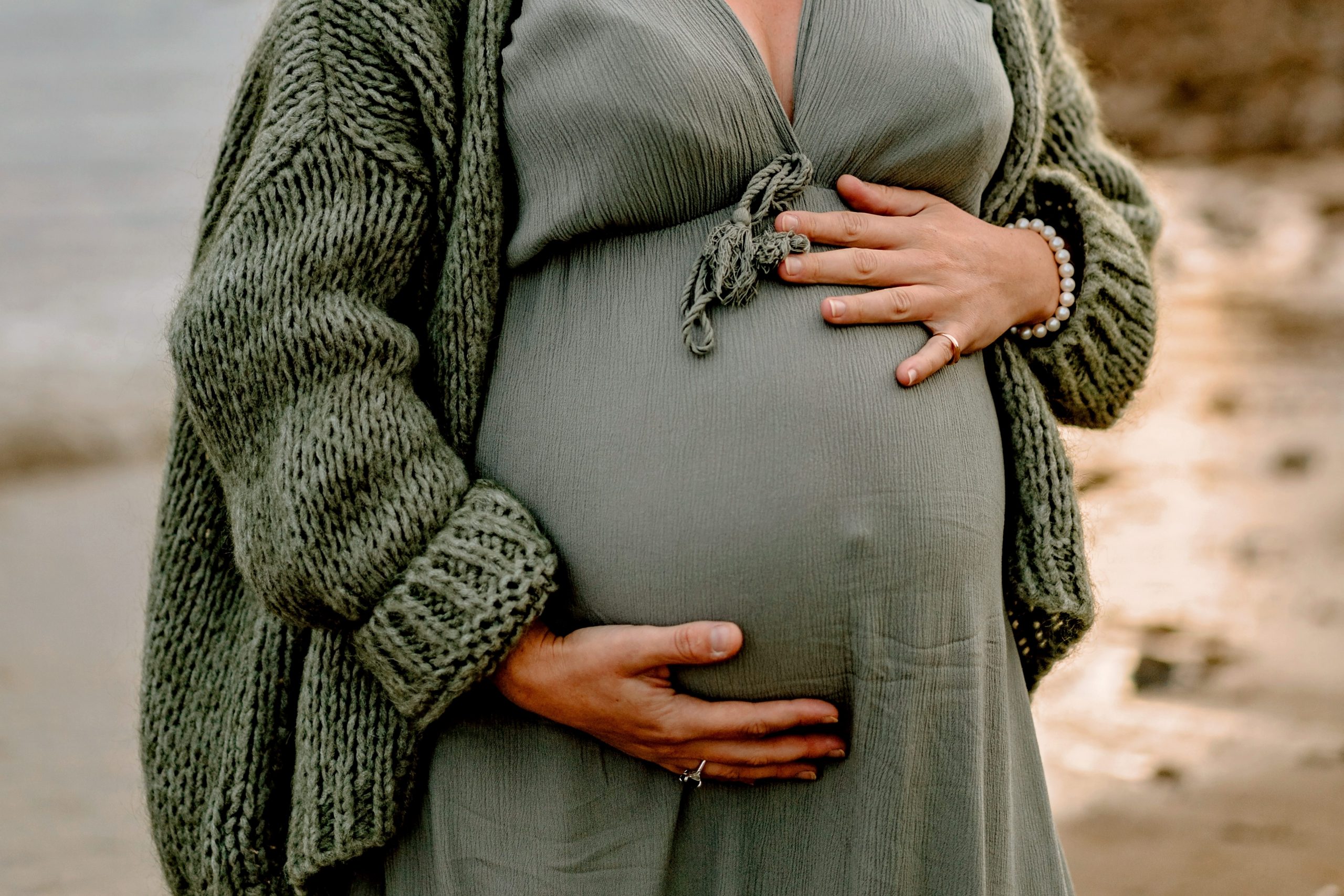 Maternité grossesse séance détail mains ventre
